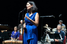 Frau in blauem Kleid auf der Bühne
